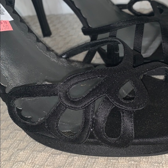 NEW! Jacqueline Ferrar Black Strappy Peacock Sandals - Picture 3 of 8